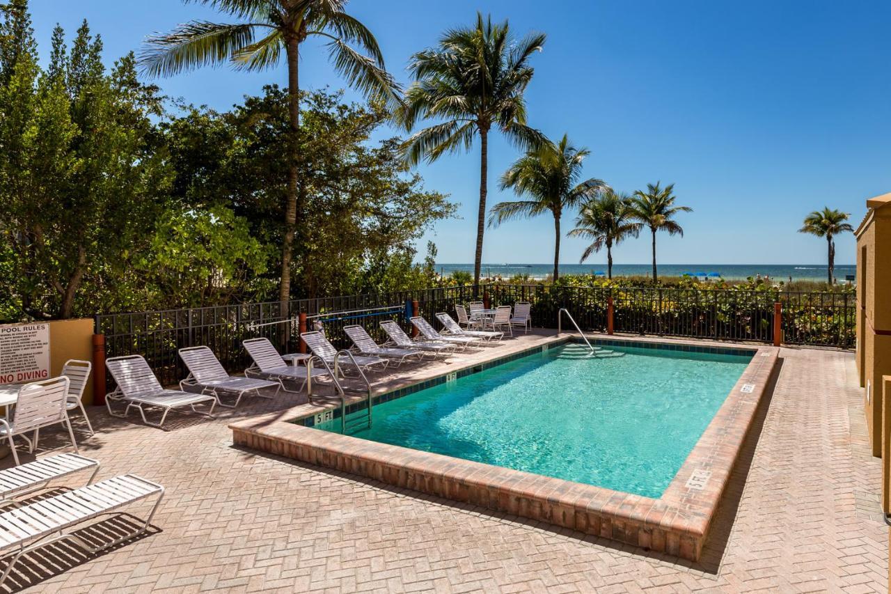Estero Island Beach Villas 204, Sleeps 8, 2 Bedrooms, Gulf Front, Heated Pool Fort Myers Beach Buitenkant foto