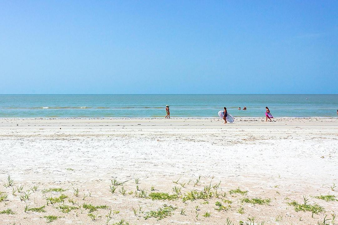 Estero Island Beach Villas 204, Sleeps 8, 2 Bedrooms, Gulf Front, Heated Pool Fort Myers Beach Buitenkant foto