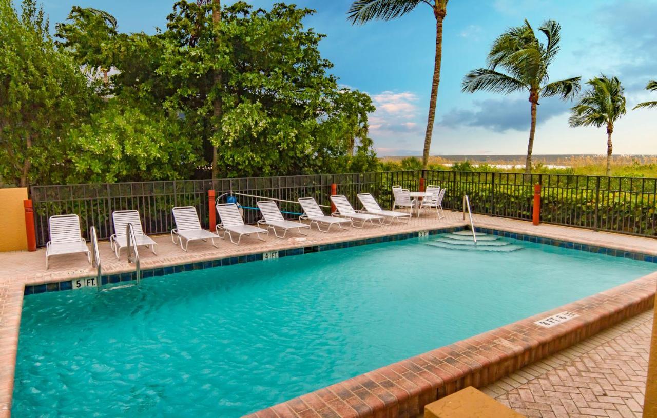 Estero Island Beach Villas 204, Sleeps 8, 2 Bedrooms, Gulf Front, Heated Pool Fort Myers Beach Buitenkant foto