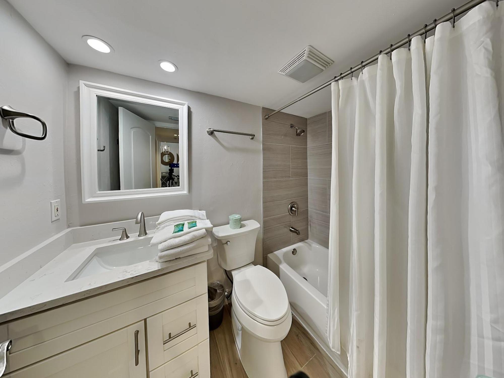Estero Island Beach Villas 204, Sleeps 8, 2 Bedrooms, Gulf Front, Heated Pool Fort Myers Beach Buitenkant foto